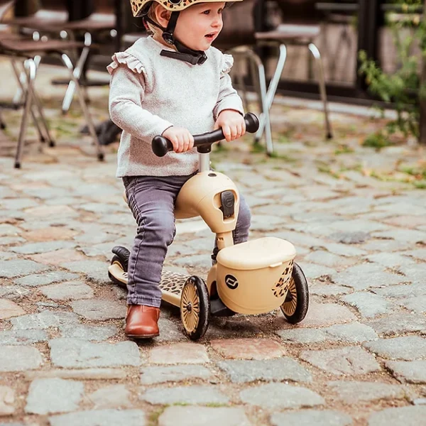 Scoot-and-Ride-ratas-Highwaykick1-Lifestyle-leopard1.webp