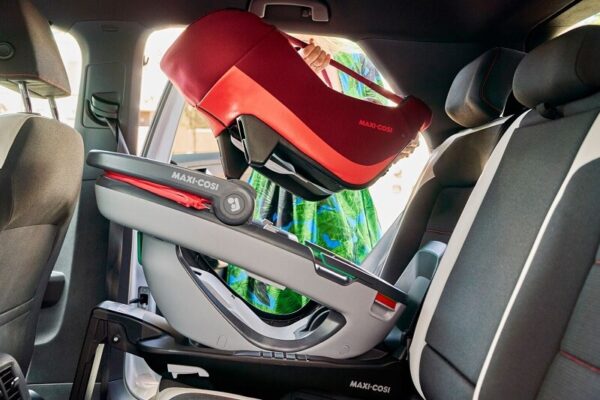 arseat_coral_lifestyle_summer_mominstallingseatincar_landscape_rgb-2