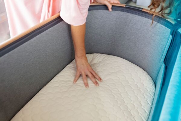 maxicosi_bedsidesleeper_iora_lifestyle_spring_mompressingcomfortablemattress_landscape_rgb.jpg