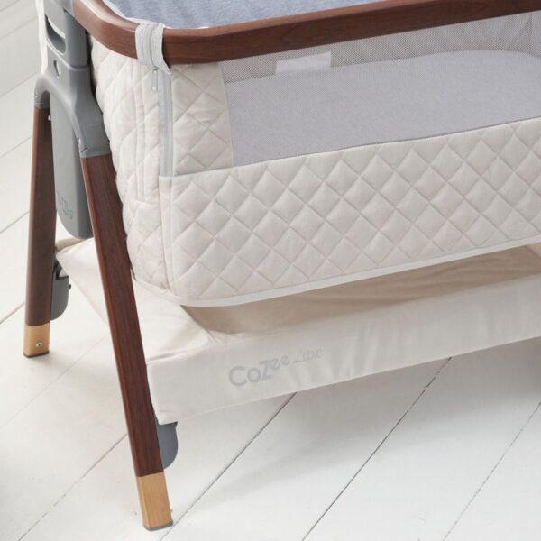 tutti-bambini-beebihall-voodi-korvale-cozee_luxe-bedside_crib_walnut_cream-7