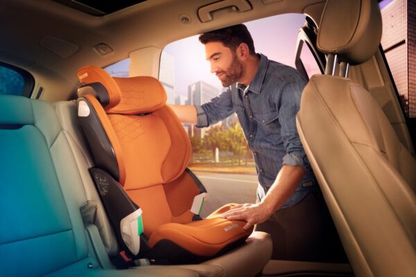 widescreen_retina_landscape-mc8741_2019_maxicosi_carseat_korepro_lifestyle_spring_fatheradjustseathighposition_landscape