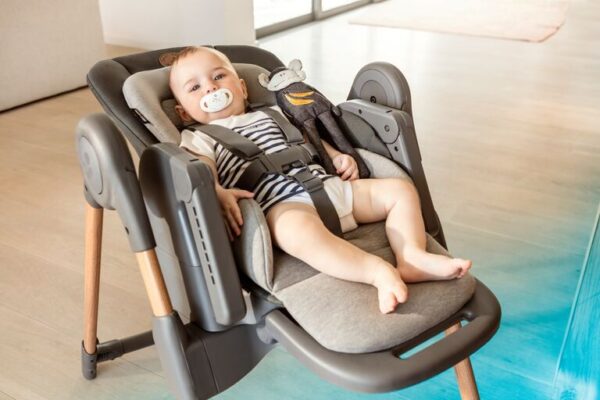 widescreen_retina_portrait-mc2713_2019_maxicosi_high_chair_minla_lifestyle_spring_babyincomfortableinlaylayflat_landscape_rgb_2