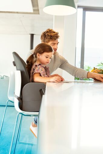widescreen_retina_portrait-mc2713_2019_maxicosi_high_chair_minla_lifestyle_spring_dadandgirlplayingpuzzleboosterseat_portrait_rgb_2