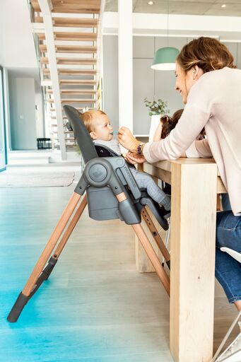 widescreen_retina_portrait-mc2713_2019_maxicosi_high_chair_minla_lifestyle_spring_momfeedingbabyseatup_portrait_rgb_2